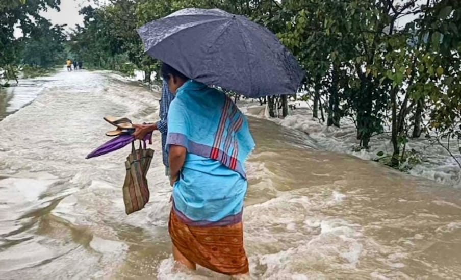  असम राज्य प्रबंधन प्राधिकरण की रिपोर्ट के मुताबिक लगातार बारिश की वजह से राज्य के 18 जिलों के करीब 314 गांव के लोग प्रभावित हैं.