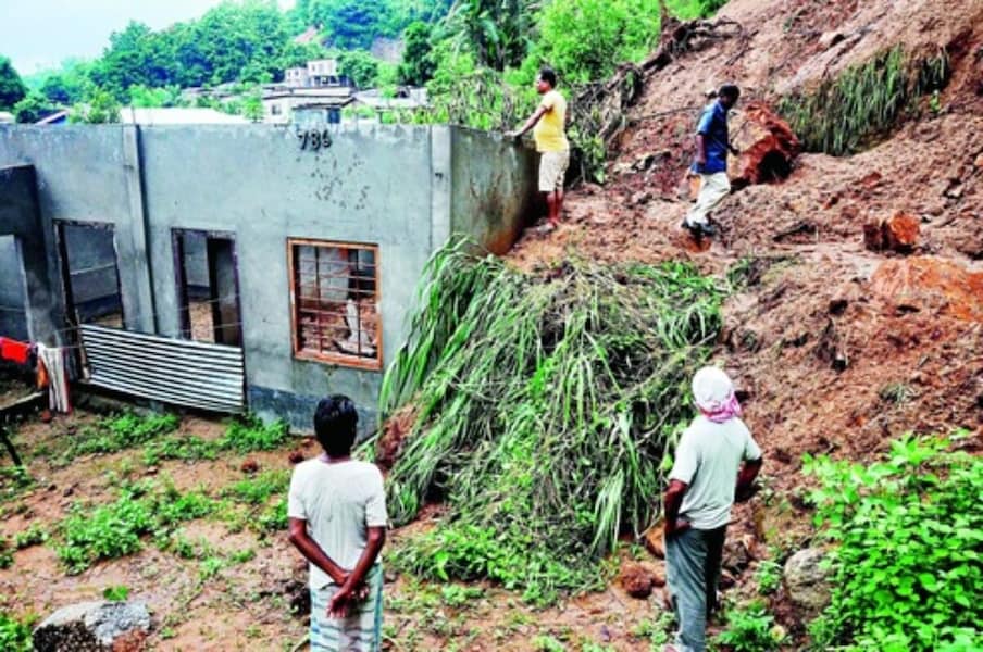 राज्य का दीमा हसाओ जिला भी बुरी तरह से बाढ़ और भारी बारिश का सामना कर रहा है. बारिश की वजह से इस पहाड़ी जिले में कई जगहों पर भूस्खलन की घटनाएं भी सामने आई हैं.