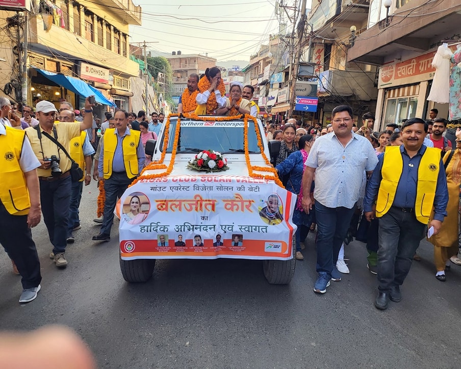  बलजीत कौर ने कहा कि कभी भी किसी भी मुकाम को पाने के लिए हार नहीं माननी चाहिए. उन्होंने कहा कि आज उन सब लोगों की मेहनत रंग लाई है, जिन्होंने उनका साथ माउंट एवरेस्ट की चढ़ाई चढ़ने में दिया था.