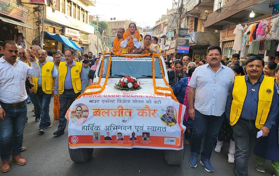  सोलन. माउंट एवरेस्ट सहित दुनिया की 8 हजार मीटर से ऊंचाई वाली पांच चोटियों की सफलतापूर्वक चढ़ाई करने के बाद हिमाचल के बेटी बलजीत कौर घर लौट आई हैं.