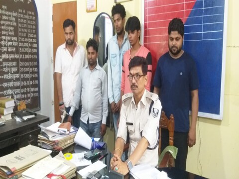 गिरफ्तार आरोपी सोना खरीदने वाले भोले-भाले लोगों की आंखों में धूल झोंक कर उन्हें नकली सोना बेच देते थे