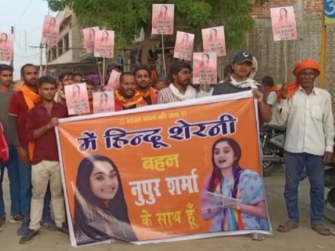 भदोही जनपद के जंगीगंज में स्थानीय लोगों ने हाथ में बैनर-पोस्टर लेकर नूपुर शर्मा के समर्थन में जुलूस निकाला. (फोटो- News18)