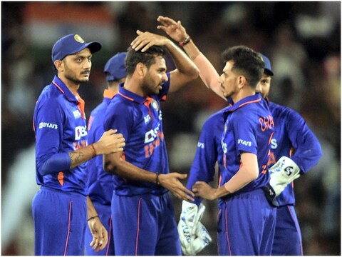 India vs South Africa: भुवनेश्वर कुमार अब तक द.अफ्रीका के खिलाफ टी20 सीरीज में 6 विकेट ले चुके हैं.   (PTI)