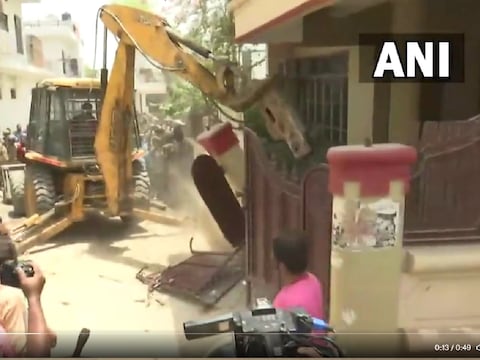 बुलडोजर की कार्रवाई पर रोक लगाने से सुप्रीम कोर्ट ने इनकार कर दिया है.