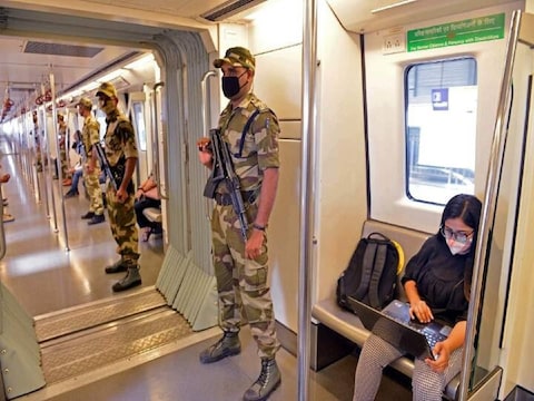 
दिल्ली मेट्रो की सुरक्षा में तैनात CISF जवानों के लिए बुलेट प्रूफ जैकेट की खरीद को मंजूरी (सांकेतिक तस्वीर, क्रेडिट-पीटीआई)
