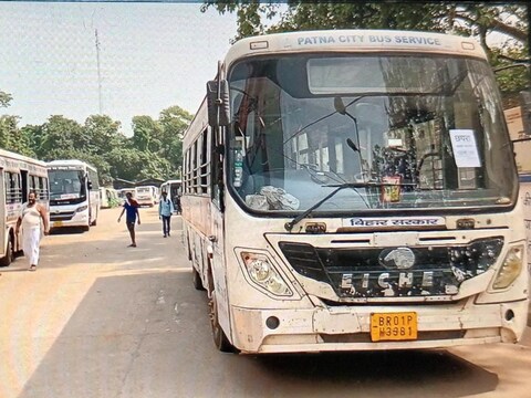 कदमकुआं सहित पटना की तीन रूटों पर 50 सीएनजी बसें चलने लगीं.