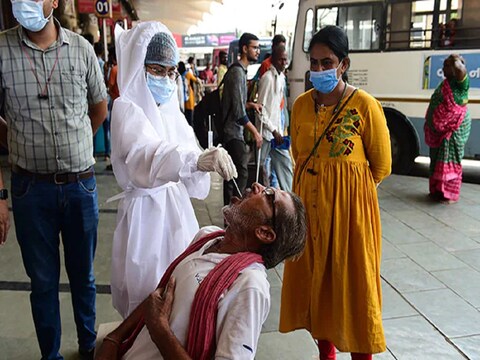 भारत में बीते 24 घंटे में कोरोना वायरस संक्रमण के 7240 नए मामले दर्ज किए गए हैं. (File Photo)
