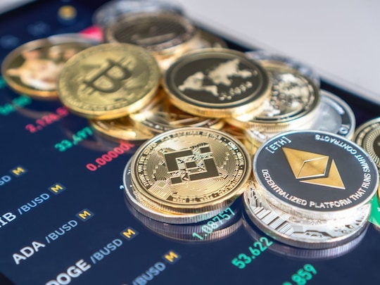 बिटकॉइन (Bitcoin Price Today) 4.40 फीसदी गिरकर $21,360.80 पर ट्रेड कर रहा है.