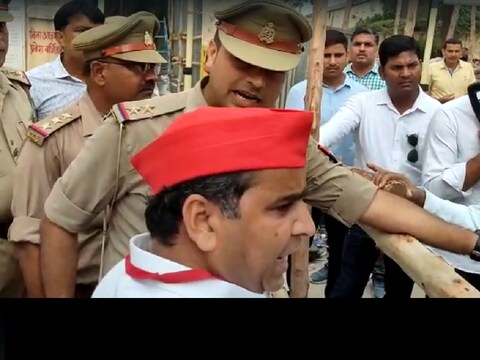 आजमगढ़ में काउंटिंग स्टेशन के पास समाजवादी पार्टी के प्रत्याशी धर्मेंद्र यादव की प्रशासनिक अधिकारियों से तीखी नोकझोंक देखने को मिली. 