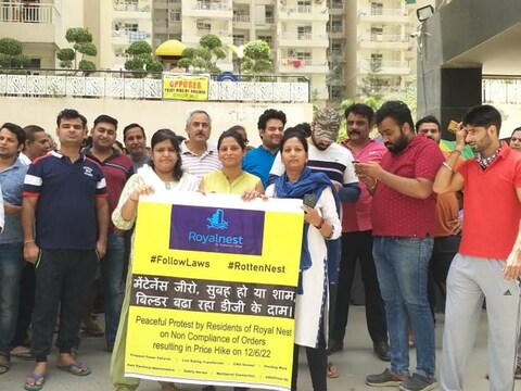 सोसाइटियों में रहने वाले कहीं हाथों में तिरंगा लेकर प्रदर्शन कर रहे हैं तो कहीं सड़क पर चलते हुए लोगों को ठंडा पानी और शबरत पिला रहे हैं. 