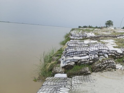नेपाल के जलग्रहण क्षेत्रों में पिछले दो दिन में हुई भारी बारिश का असर बिहार की कई नदियों के बढ़े हुए जलस्तर के रूप में देखा जा रहा है