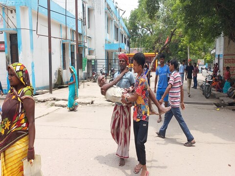 गोपालगंज सदर अस्पताल में एक बुजुर्ग को आधे घंटे तक गोद में लेकर परिजन भटकते रहे, लेकिन उन्हें न तो बेड खाली मिला और न ही स्ट्रेचर.