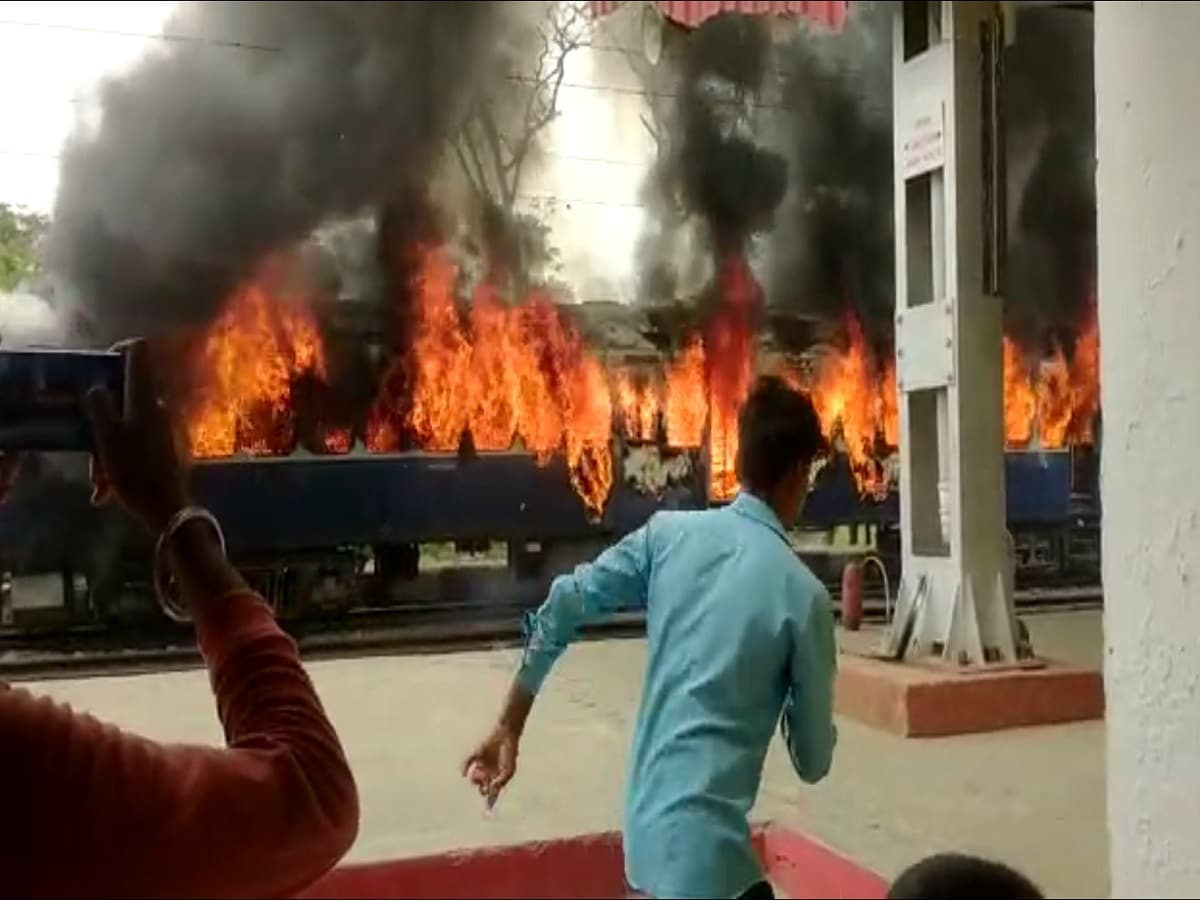 Protest against Agneepath scheme: Furious students set fire to Gorakhpur-Patliputra  Express train