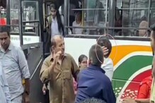 VIDEO: हमीरपुर बस स्टेंड पर शख्स की पिटाई, छात्राओं से छेड़छाड़ का आरोप