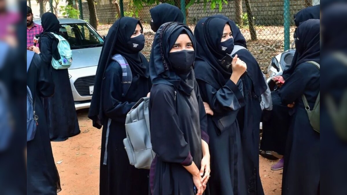 कर्नाटक हिजाब विवाद : कॉलेज से 5 मुस्लिम छात्राओं ने दूसरे कॉलेजों में दाखिले के लिए मांगा टीसी