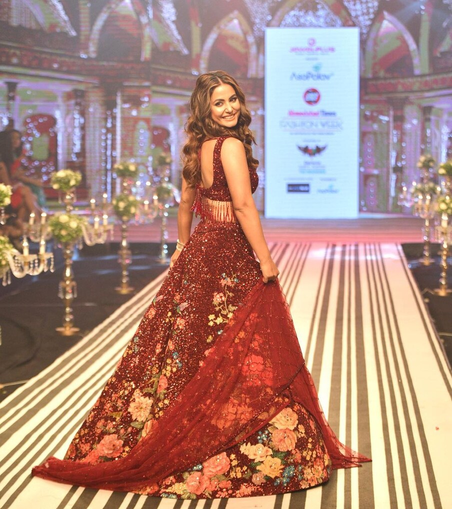  हिना ने हाल ही में अहमदाबाद फैशन वीक में हिस्सा लिया, जहां उनका खूबसूरत अंदाज हर तरफ छा गया. (फोटो साभारः इंस्टाग्रामः @realhinakhan)