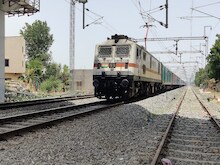 मुंबई रेल लाइन पर मालगाड़ी के ड‍िब्‍बे पटरी से उतरने पर इन ट्रेनों के बदले रूट