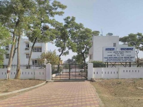 मौसम विभाग के पूर्वानुमान के अनुसार शुक्रवार को पूरे झारखंड में तापमान 38 से 43 डिग्री के बीच रहेगा. 
