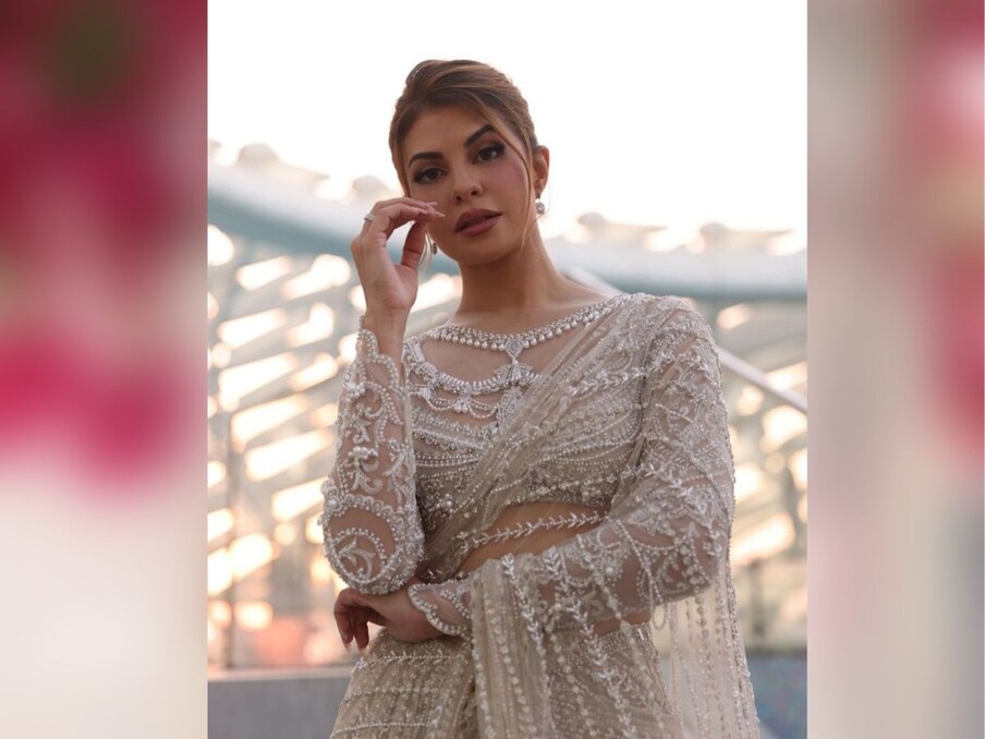 IIFA 2022 की शाम में फाल्गुनी शेन पीकॉक कॉउचर में नजर आईं जैकलीन फर्नांडीज काफी अट्रैक्टिव दिखीं. (Photo Credit- Jacqueline Fernandez Instagram)