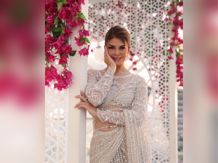 IIFA 2022 में जाने के लिए जैकलीन ने खुद को एक गोल्डन ब्यूटी के तौर पर रिप्रजेंट किय़ा. तस्वीरों में अभिनेत्री का अंदाज सबसे जुदा लग रहा था. (Photo Credit- Jacqueline Fernandez Instagram)
