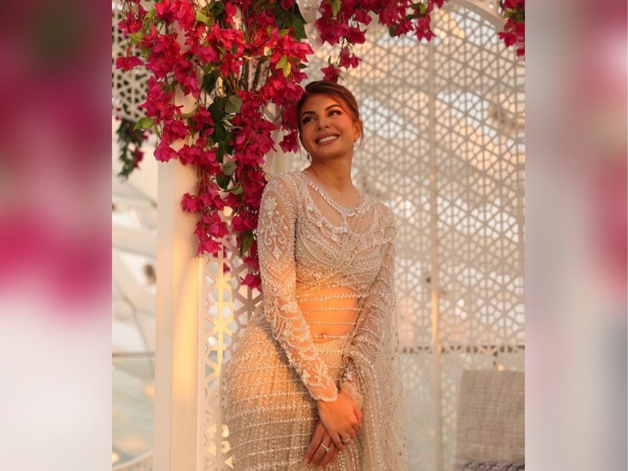 जैकलीन फर्नांडीज ने अपने लुक को पूरा करने के लिए मिनिमल एक्सेसरीज का चुनाव किया. (Photo Credit- Jacqueline Fernandez Instagram)
