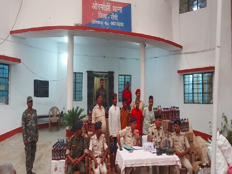 Jharkhand Liquor: शराब तस्कर अरुणाचल जाने वाली शराब की खेप को झारखंड में उतार कर उसकी रिपैकेजिंग कर झारखंड में इसे अलग-अलग ब्रांड की बोतलों में भरकर बिहार में तस्करी के जरिये भेज देते है.