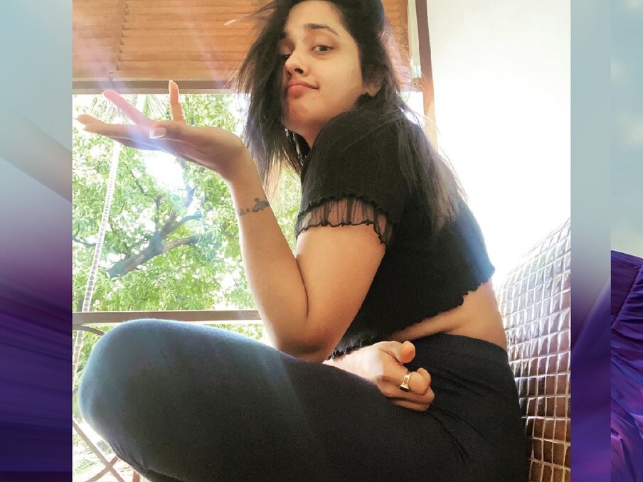  काजल ने फोटोज को शेयर करने के साथ ही शानदार कैप्शन भी दिया है. उन्होंने लिखा, 'गुड मॉर्निंग, परिस्थिति को स्वीकार करो औऱ कहो चलो ये भी ठीक है'. फोटोज में एक्ट्रेस को ब्लैक कलर के आउटफिट में खुले बालों के साथ पोज देते हुए देखा जा सकता है.