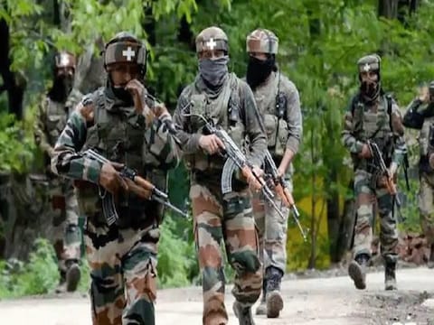 जम्मू-कश्मीर में इस साल अब तक टारगेट अटैक के 20 मामलों में 22 लोगों की मौत हुई है. (File Photo)