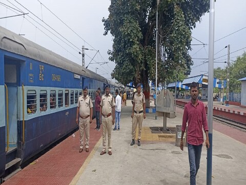 Agneepath Scheme: अग्निपथ योजना के खिलाफ बिहार के बाद झारखंड में भी प्रदर्शन,  इन ट्रेनों को किया गया रद्द - agneepath recruitment scheme protest in  jharkhand rail services hampered ...