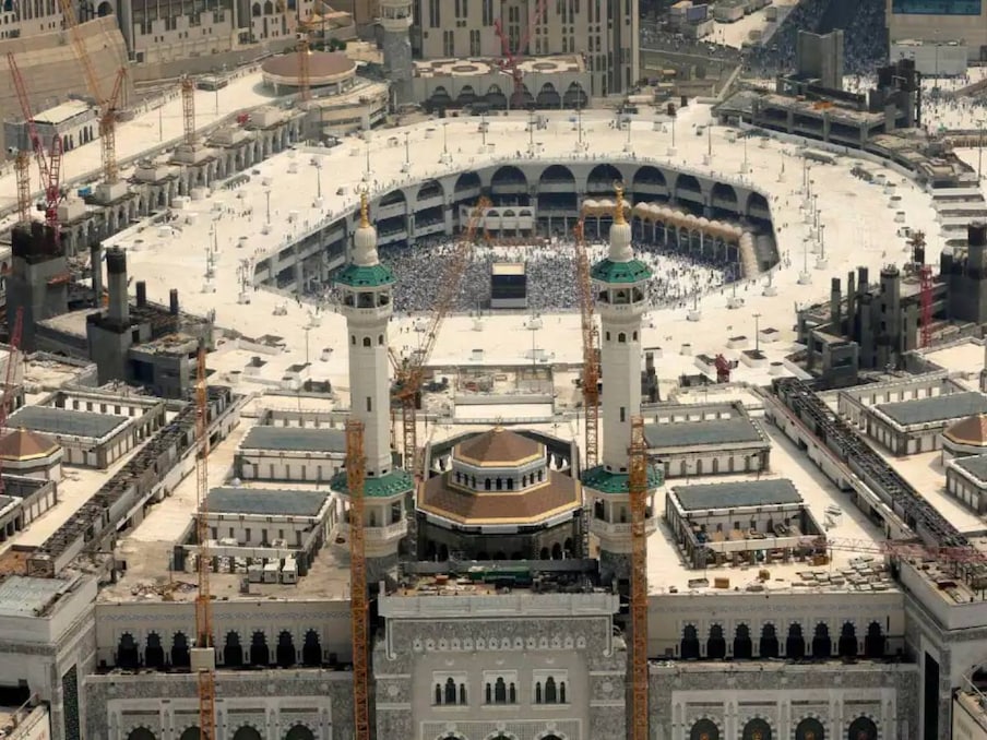  अब बात दुनिया की सबसे महंगी इमारत की, जो मक्का की मस्जिद है. इसे Masjid al-Haram नाम से बनाया गया है, लेकिन इसे आम तौर पर लोग Great Mosque of Mecca कहते हैं. कुल 94 एकड़ में बनी मस्जिद में 40 लाख से ज्यादा श्रद्धालु आ सकते हैं. ये मस्जिद पूरे 100 बिलियन अमेरिकन डॉलर की लागत से बनी है. भारतीय मुद्रा में अगर इसे कनवर्ट करें तो 7 लाख 83 हजार 455 करोड़ रुपये में बनाई गई है. सोचिए इस कीमत में अगर लग्ज़री अपार्टमेंट खरीदे जाएं तो 7-8 करोड़ प्रति अपार्टमेंट के हिसाब से कुल 1 लाख लग्ज़री हाउस खरीदे जा सकते हैं. दिल्ली-मुंबई जैसी मेट्रो सिटी में भी इतने पैसे में 1 लाख से ज्यादा शानदार फ्लैट्स आराम से आ जाएंगे. (Credit- Reuters)