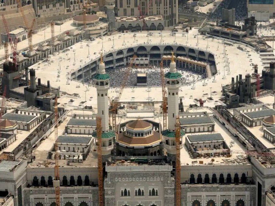 अब बात दुनिया की सबसे महंगी इमारत की, जो मक्का की मस्जिद है. इसे Masjid al-Haram नाम से बनाया गया है, लेकिन इसे आम तौर पर लोग Great Mosque of Mecca कहते हैं. कुल 94 एकड़ में बनी मस्जिद में 40 लाख से ज्यादा श्रद्धालु आ सकते हैं. ये मस्जिद पूरे 100 बिलियन अमेरिकन डॉलर की लागत से बनी है. भारतीय मुद्रा में अगर इसे कनवर्ट करें तो 7 लाख 83 हजार 455 करोड़ रुपये में बनाई गई है. सोचिए इस कीमत में अगर लग्ज़री अपार्टमेंट खरीदे जाएं तो 7-8 करोड़ प्रति अपार्टमेंट के हिसाब से कुल 1 लाख लग्ज़री हाउस खरीदे जा सकते हैं. दिल्ली-मुंबई जैसी मेट्रो सिटी में भी इतने पैसे में 1 लाख से ज्यादा शानदार फ्लैट्स आराम से आ जाएंगे. (Credit- Reuters)