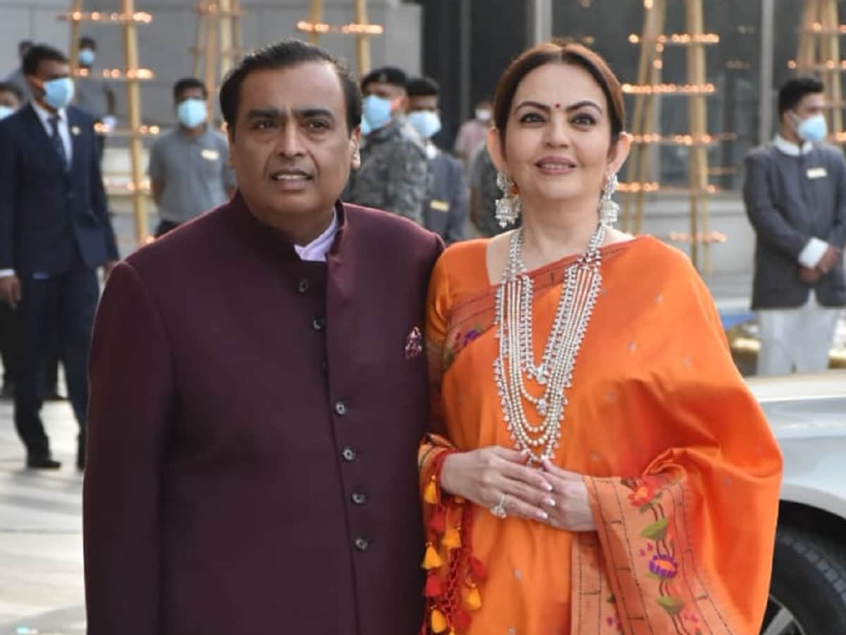 Mukesh ambani, nita ambani, radhika merchant arangetram, anant ambani, अंबानी परिवार, राधिका मर्चेंट, अरंगेत्रम, अनंत अंबानी, मुकेश अंबानी, नीता अंबानी