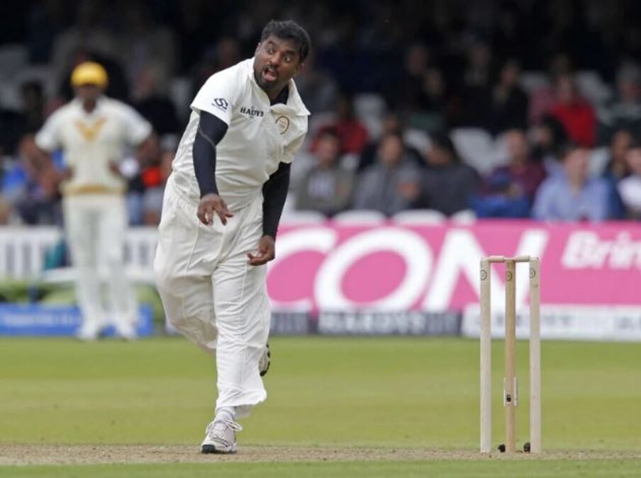  श्रीलंका के पूर्व ऑफ स्पिनर मुथैया मुरलीधरन ने सबसे अधिक 800 विकेट टेस्ट में लिए हैं. ऑस्ट्रेलिया के पूर्व लेग स्पिनर शेन वॉर्न ने 708, भारत के पूर्व लेग स्पिनर अनिल कुंबले ने 619 और ऑस्ट्रेलिया के पूर्व तेज गेंदबाज ग्लेन मैक्ग्रा ने 563 विकेट लिए हैं. (AFP)