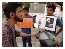रोड एक्सीडेंट रोकने के लिए नोएडा में युवा चला रहे अनोखी मुहिम