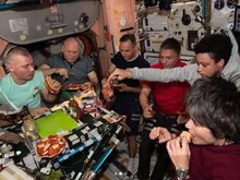 स्पेस में कुछ इस तरह हुई पिज्जा पार्टी, वायरल हो रही हैं NASA की  तस्वीरें