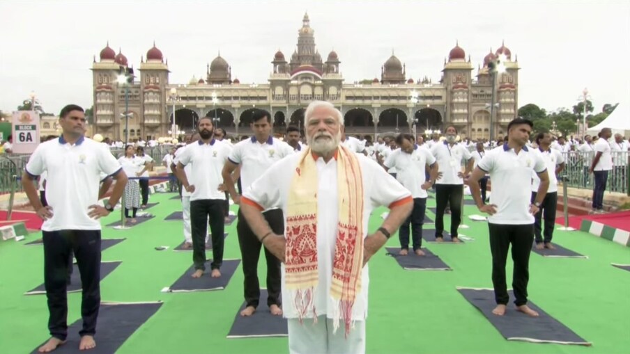  पीएम मोदी ने कहा, अंतरराष्ट्रीय स्तर पर भी हमने इस बार “Guardian Ring of Yoga” का ऐसा ही अभिनव प्रयोग विश्व भर में हो रहा है. दुनिया के अलग-अलग देशों में सूर्योदय के साथ, सूर्य की गति के साथ, लोग योग कर रहे. (Twitter Photo)