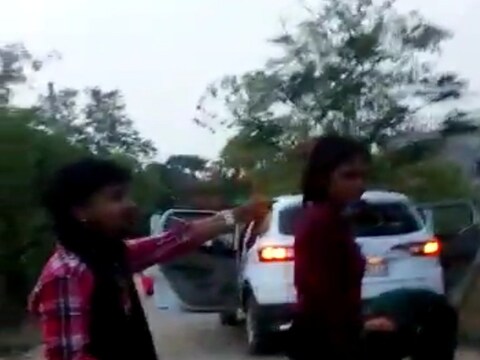 बाइक सवार दस युवकों ने कोलकाता से आई छह नर्तकियों को रास्ते में रोक कर उनके साथ दुर्व्यवहार और मारपीट की (वायरल वीडियो से ग्रैब)