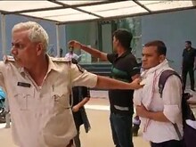 डेटा ऑपरेटर अभ्यर्थी मांग रहे थे नियुक्ति पत्र, पुलिस ने लाठीचार्ज कर खदेड़ा