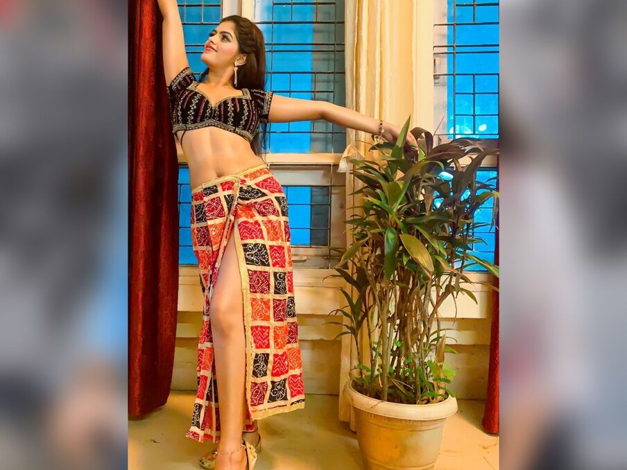  प्राची सिंह (Prachi Singh New look) को भोजपुरी की सनी लियोनी (Bhojpuri Sunny leone) भी कहा जाता है. वो अपनी बोल्ड अदाओं के लिए जानी जाती हैं. ऐसे में वो अपनी अदाएं आशी तिवारी (Ashi Tiwari) की फिल्म 'नमक हराम' (Namak Haraam) में अपनी अदाओं का जादू चलाते हुए नजर आने वाली हैं. इसी सेट से एक्ट्रेस की फोटोज भी सामने आई है, जो एकदम साउथ लुक में दिख रही हैं.