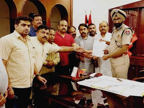 हिंदू व सिख संगठनों ने जालंधर पुलिस कमिश्नर गुरशरण सिंह संधू को मांगपत्र देकर आर्कबिशप लियोपोल्डो गिरेली के पंजाब दौरे का विरोध जताया. (ANI Photo)