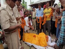 कश्मीर में आतंकियों की गोली से मारे गए दिलखुश का पार्थिव शरीर पहुंचा उसके गांव