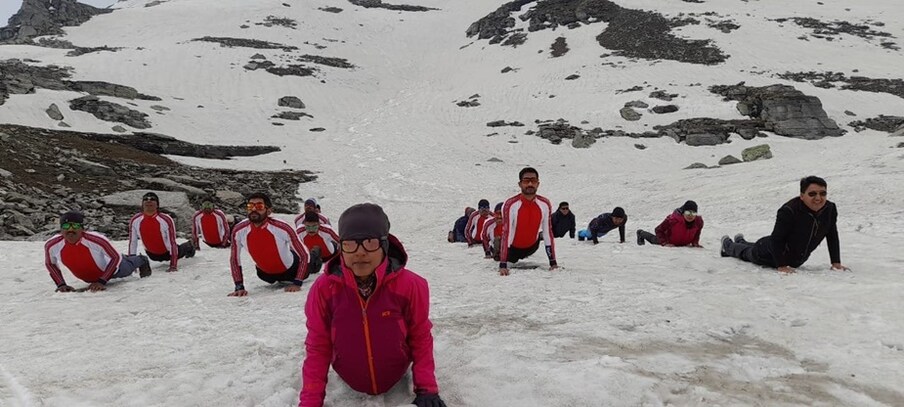 अटल टनल नार्थ पोर्टल पर 400 से 500 लोगों ने एक साथ सुनियोजित ढंग से प्रशिक्षकों की देख-रेख में योग किया.