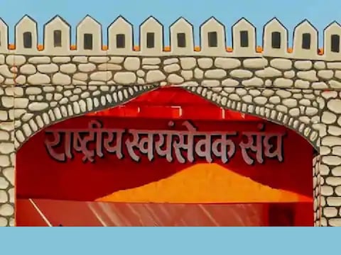 उत्तर प्रदेश के लखनऊ और उन्नाव के नवाबगंज में स्थित राष्ट्रीय स्वयंसेवक संघ (RSS) के कार्यालयों को बम से उड़ाने की धमकी दी गई है.