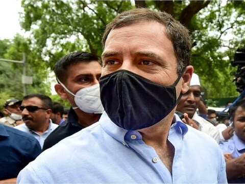 अधिवक्ताओं का कहना है वे अपना काम कर रहे थे लेकिन दिल्ली पुलिस ने हिरासत में ले लिया. 