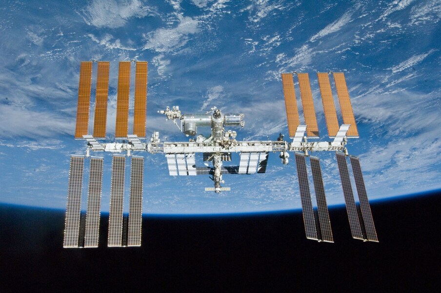  इंटरनेशनल स्पेस स्टेशन साल 1998 प्रक्षेपित किया गया था जिसमें अमेरिका, रूस और यूरोप सहित कई देशों की भागीदारी रही. पिछले 23 साल में तमाम देशों के सहयोग से इस स्टेशन पर प्रमुख रूप से शून्य गुरुत्व पर प्रयोग किए गए. इसके अलावा ऐसे भी प्रयोग किए गए जिन्हें पृथ्वी पर करना संभव ही नहीं था.