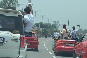 दूल्हे को चलती कार में सेल्फी लेना पड़ा भारी, पुलिस ने भेजा 2 लाख का चालान दूल्हे को चलती कार में सेल्फी लेना पड़ा भारी, पुलिस ने भेजा 2 लाख का चालान