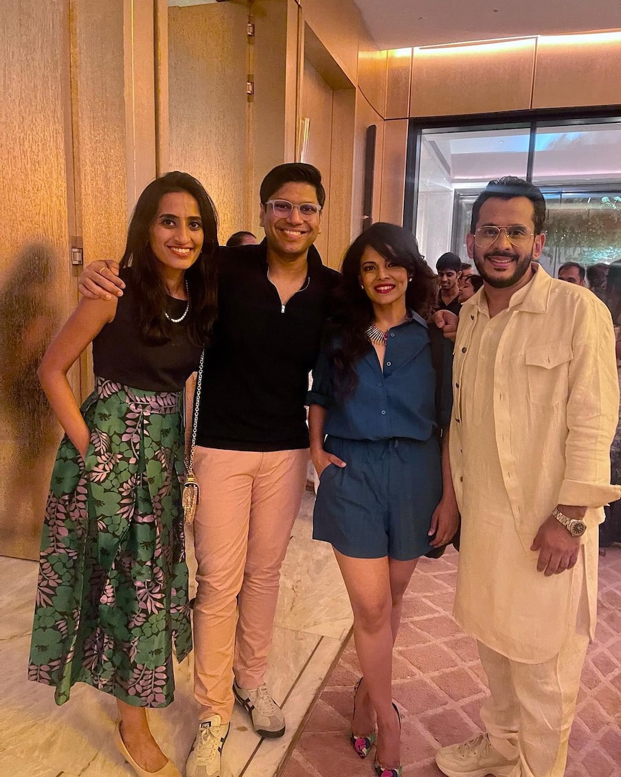  नमिता थापर ने अपने साथियों और उनके परिवार के सदस्यों के साथ और तस्वीरें शेयर कीं और इसके कैप्शन में लिखा, "परिवार की तरह दोस्त!" (फोटो साभारः Instagram @namitathapar)