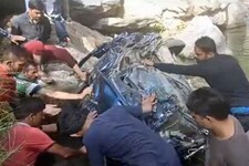 शिमला में हादसाः आधा किमी लुढ़कते हुए कार खड्ड किनारे फंसी, युवक की मौत
