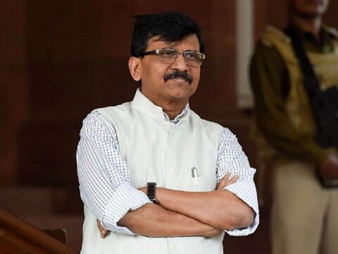 शिवसेना नेता संजय राउत को कोर्ट ने मेधा सोमैया मानहानि मामले में समन जारी किया है. (File Photo)