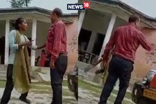 सुपौल: स्कूल में जांच करने पहुंचे अधिकारी को लड़की ने दिखाई चप्पल, Video Viral